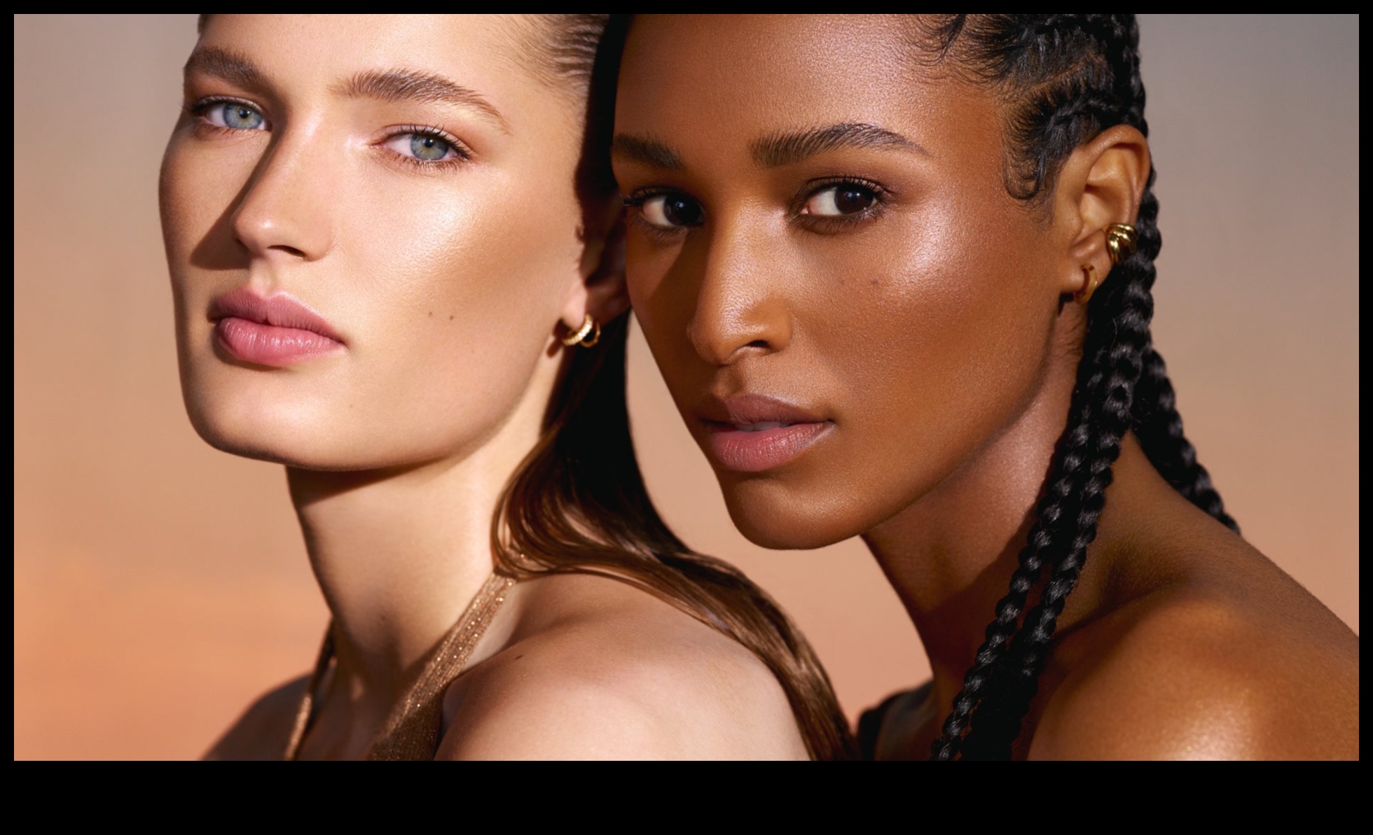 Πούδρα ή κρέμα Ο απόλυτος οδηγός για την επιλογή της σωστής υφής highlighter για την εμφάνισή σας 3 Πούδρα ή κρέμα: Επιλέγοντας τη σωστή υφή highlighter για την εμφάνισή σας