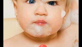 Αναπηδώντας φυσαλίδες: Ασφαλής και διασκεδαστική ώρα μπάνιου μωρού