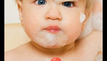 Αναπηδώντας φυσαλίδες: Ασφαλής και διασκεδαστική ώρα μπάνιου μωρού