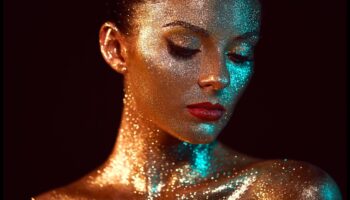 Glam and Glitter: Αγκαλιάζοντας τη λάμψη και τη λάμψη στα στυλ μακιγιάζ για πάρτι