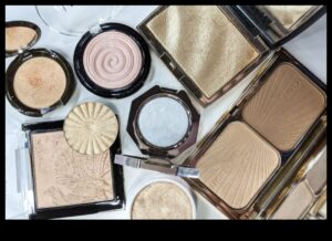 Πούδρα ή κρέμα: Επιλέγοντας τη σωστή υφή highlighter για την εμφάνισή σας